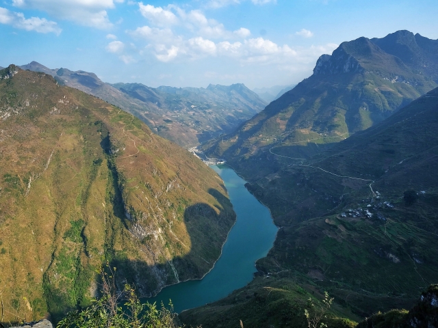 river cutting through mountains