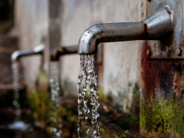 water faucet dripping