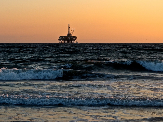 off-shore oil rig in horizon