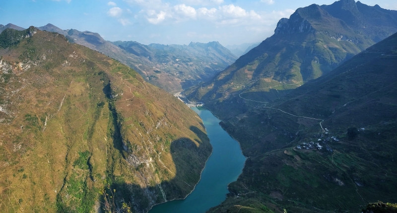 river cutting through mountains