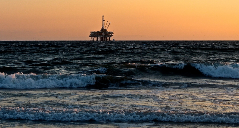 off-shore oil rig in horizon